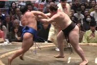 獅司が藤ノ川を押し倒して土俵外へ弾き飛ばした。(C) AbemaTV,Inc.