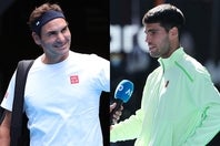 ゴルフ歴２年のフェデラー（左）の美しいフォームにアルカラス（右）は感嘆。オンコートインタビューで「彼は何をやってもスタイリッシュ」と称賛の言葉を口にした。(C)Getty Images