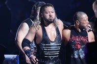 新日本のEVIL（中央）に急転WWE移籍の噂が浮上した。写真：福冨倖希