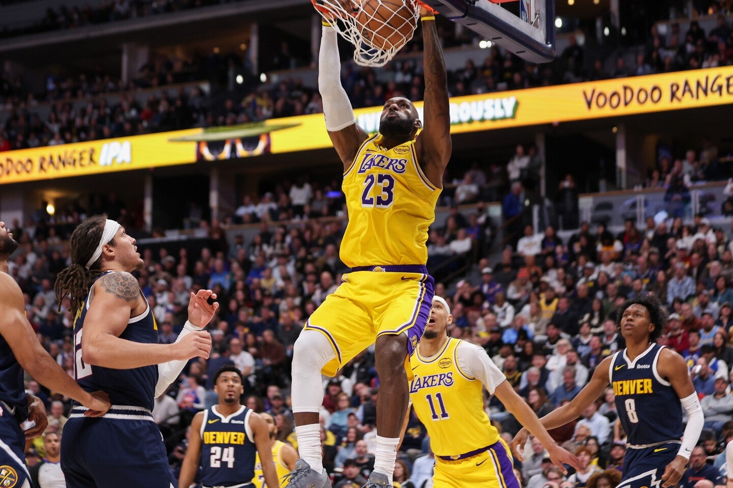 NBA公式が40歳になって以降のレブロンのダンク集を公開した。(C)Getty Images