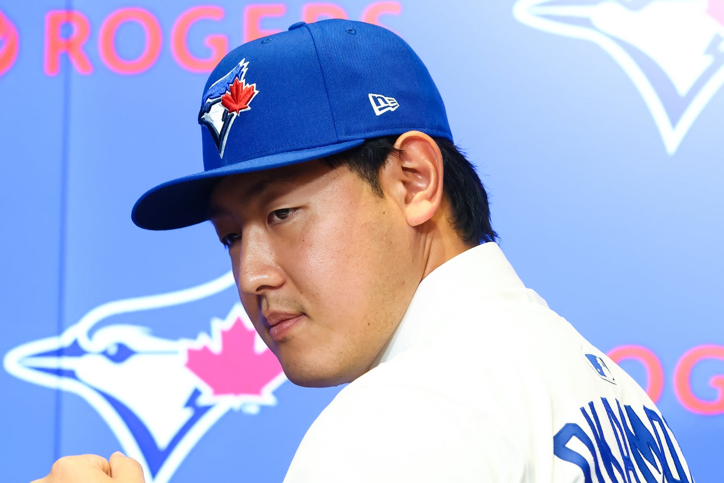 人気ユーチューバー・ヒカキンと２ショットに収まったブルージェイズの岡本。(C) Getty Images