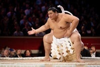横綱・大の里。14日目に手にした懸賞束に注目が集まった。(C) Getty Images