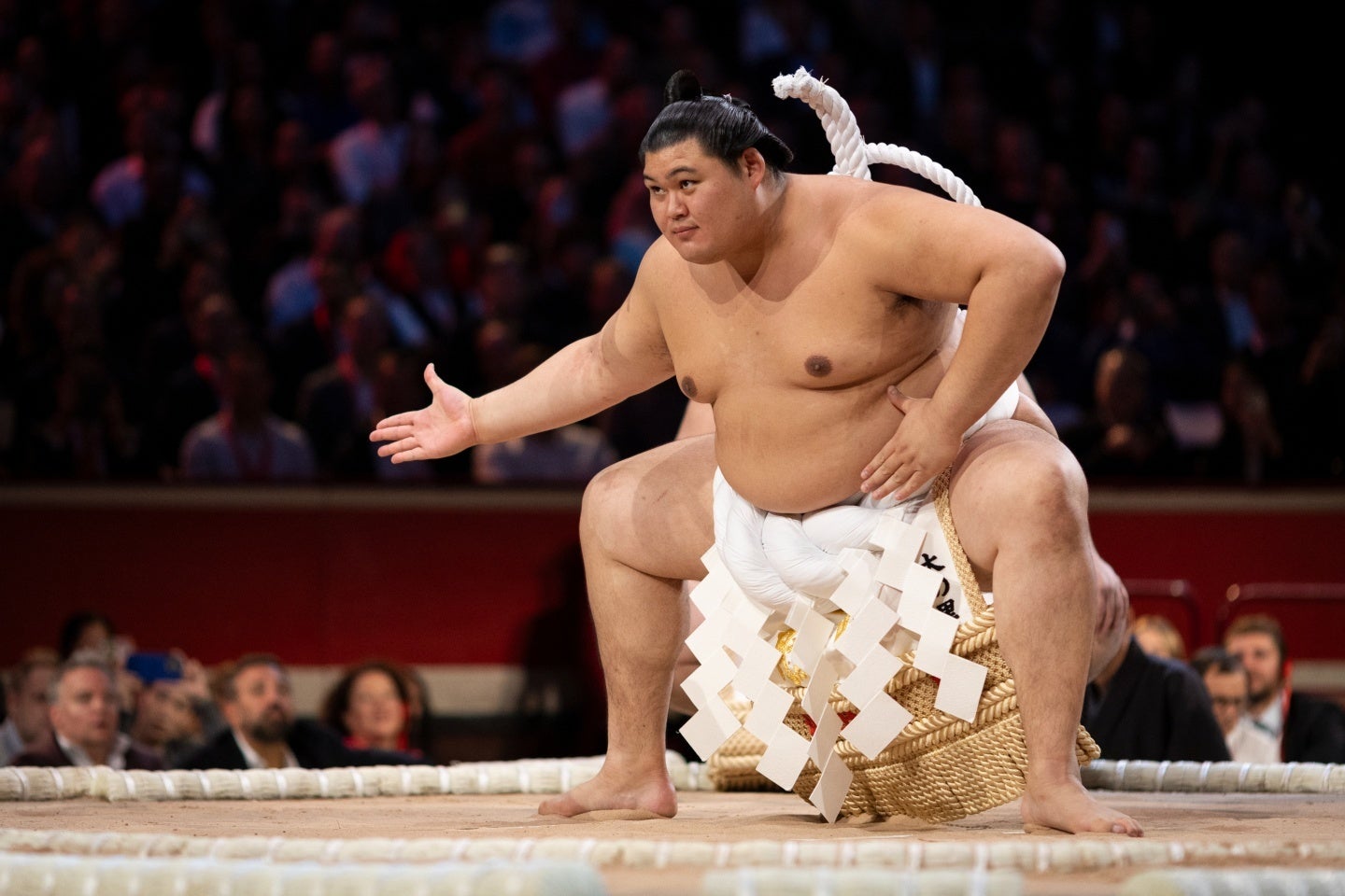 横綱・大の里。14日目に手にした懸賞束に注目が集まった。(C) Getty Images
