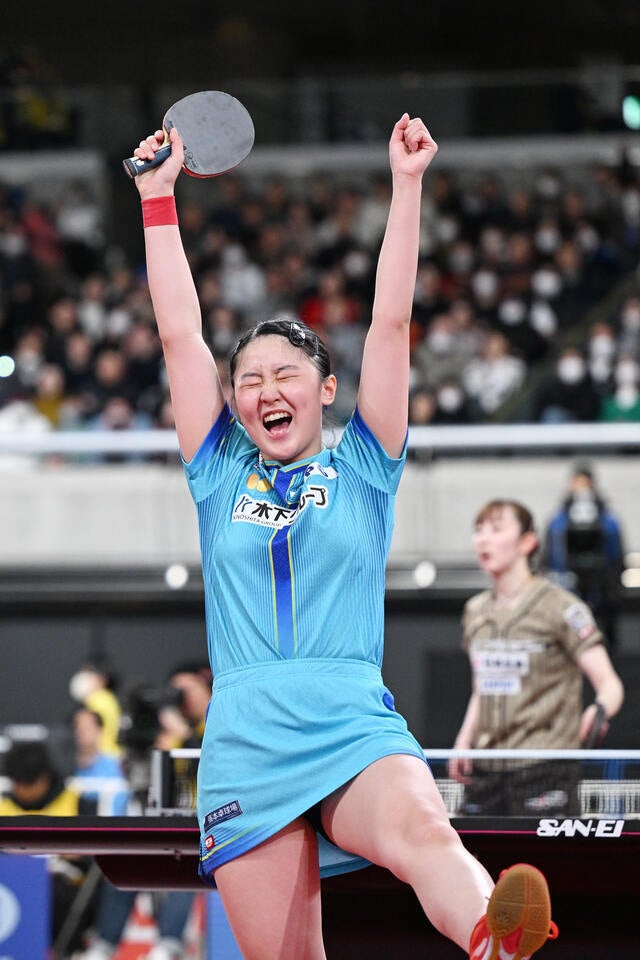 17歳の張本美和が全日本初Vを飾った。写真：松尾/アフロスポーツ