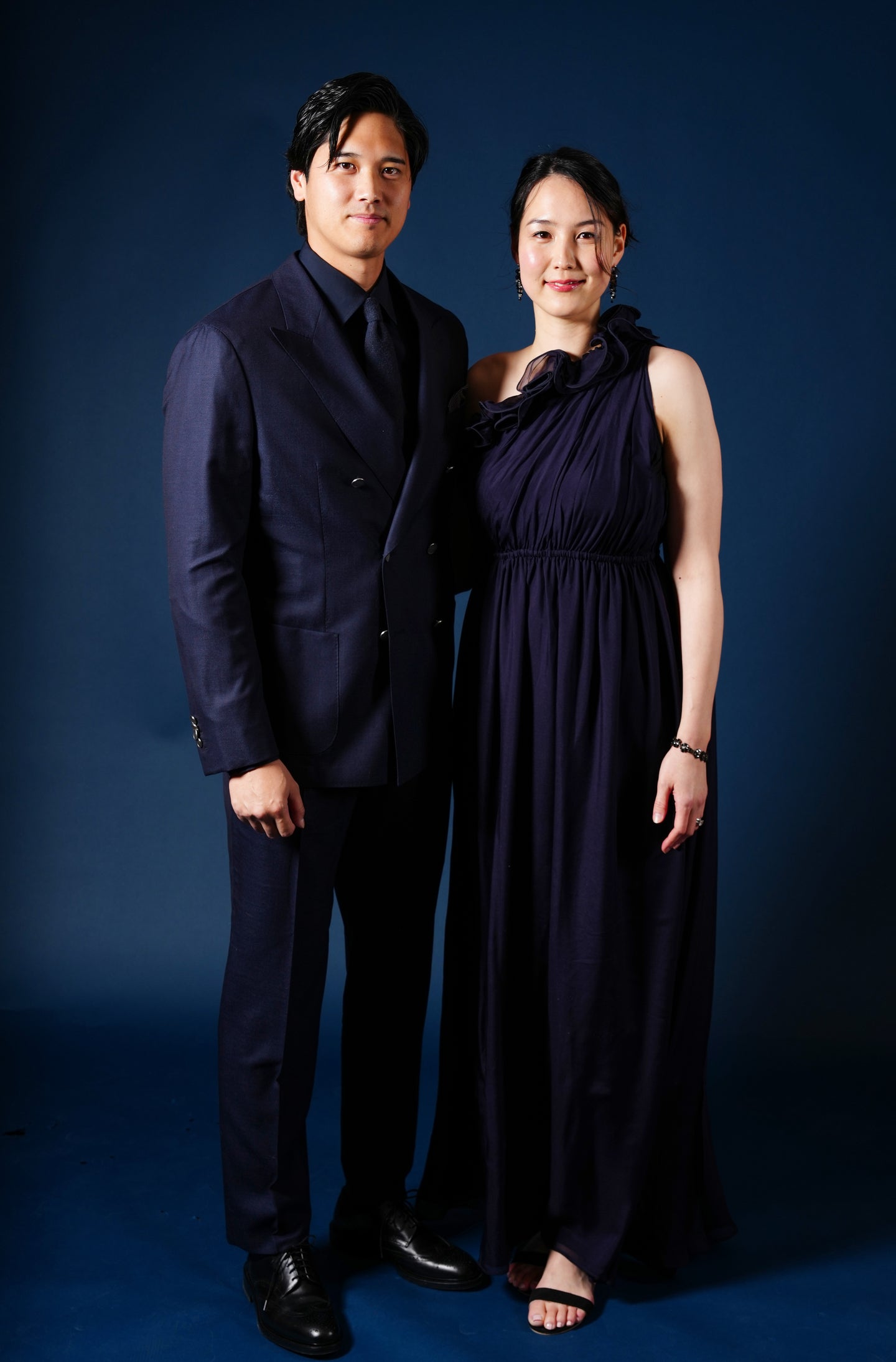 晩餐会に揃いの“ブラックコーデ”で登場した大谷翔平＆真美子夫妻。(C)Getty Images