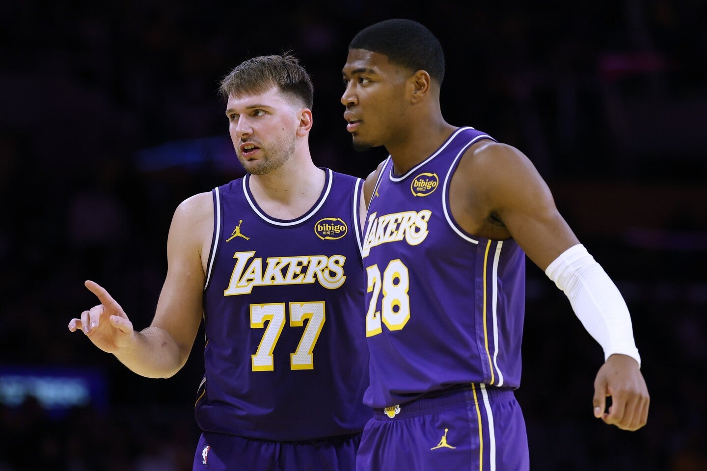 コーチ陣がドンチッチ(左)らに助言したことが、八村(右)の活躍につながっているようだ。(C)Getty Images