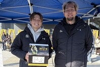 試合前に募金活動を実施した群馬の辻(左)と谷口(右)。約150名のファンが賛同した。