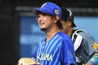 DeNA右腕の三嶋。球団レジェンドとの記念写真を公開。写真：THE DIGEST写真部