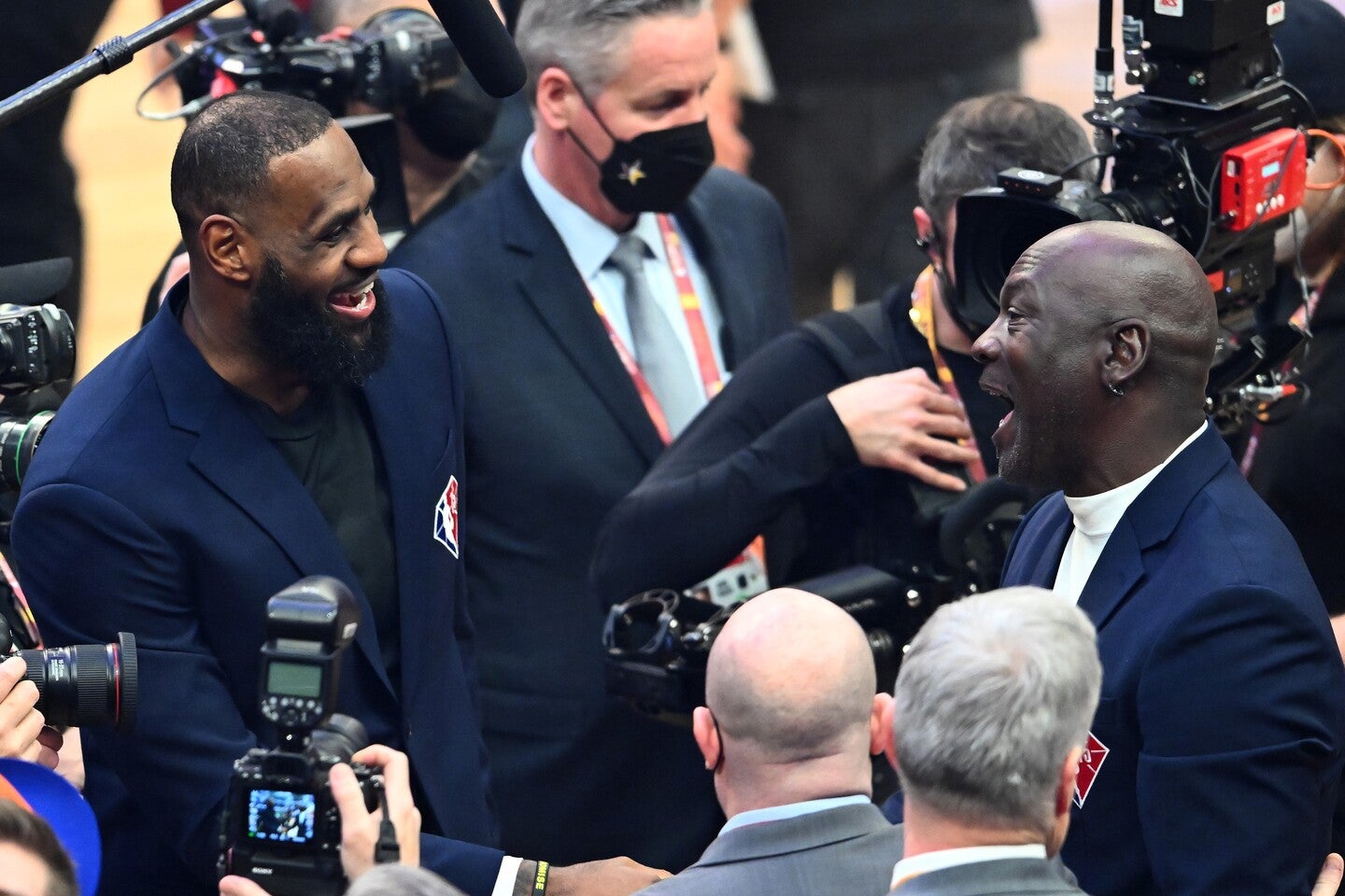 レブロン(左)とジョーダン(右)は、NBAのGOAT論を語る上で不可欠な存在だ。(C)Getty Images