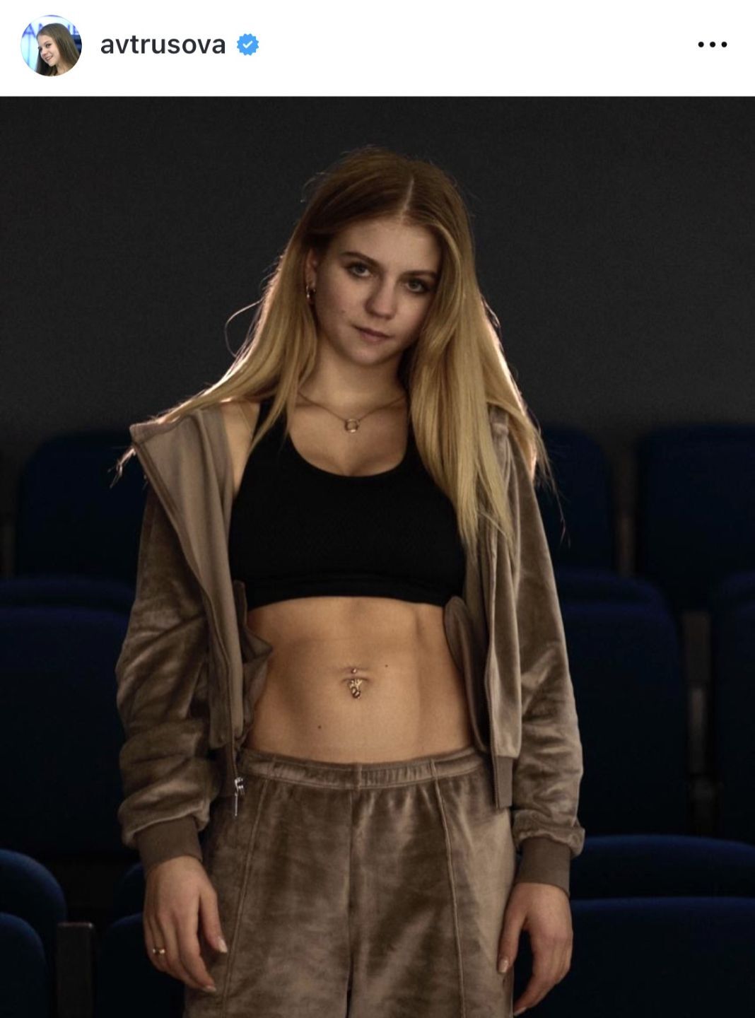 北京五輪から４年、イメージが様変わりしたトゥルソワ。この綺麗に割れた腹筋もインパクト大だ。写真：公式インスタグラム（@avtrusova）
