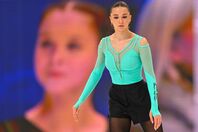 色鮮やかな衣装で“復帰戦”に臨んだワリエワ。華麗なジャンプを連発して観衆を存分に魅了した。(C)Getty Images