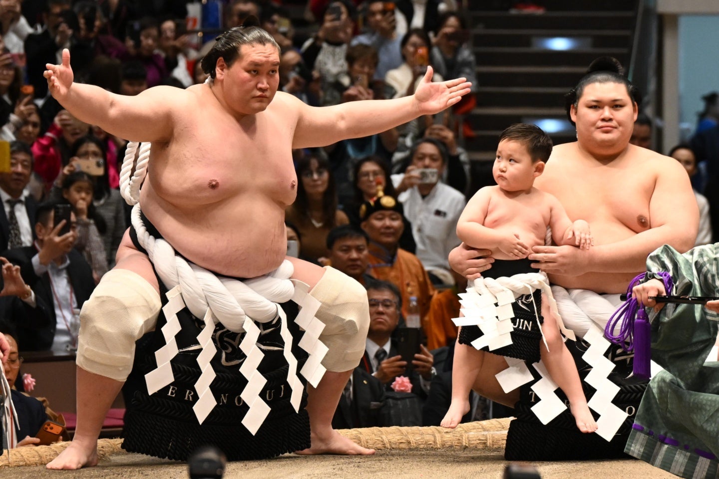 両国国技館で最後の土俵入りを披露した元横綱の照ノ富士。横には３歳の長男が勇姿を見届けた。写真：産経新聞社。写真：産経新聞社
