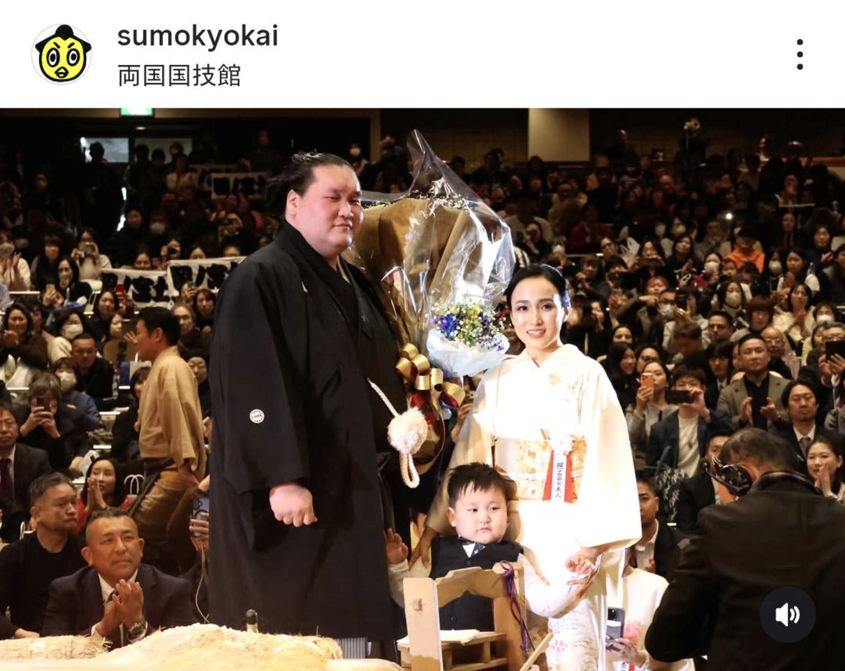 引退相撲、断髪式を終えた元横綱の照ノ富士。妻と長男と一緒に記念撮影に収まった。写真は日本相撲協会の公式インスタグラムのスクリーンショット。