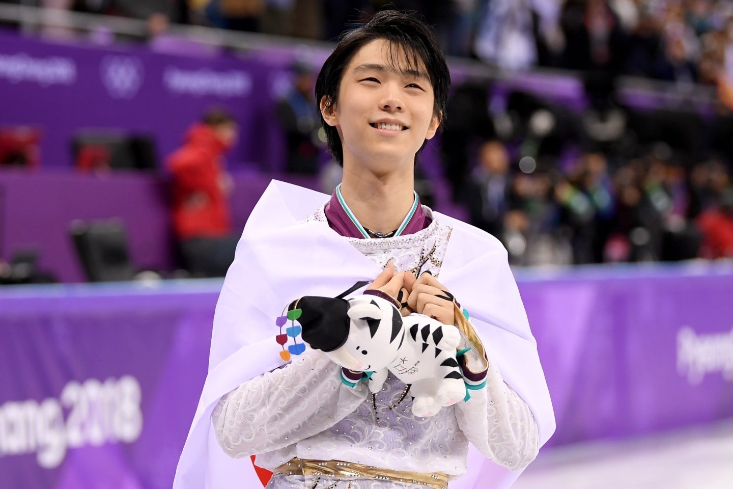 羽生は故郷のアイスリンクに寄付をした。(C)Getty Images