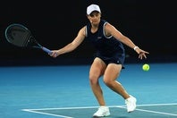 全豪女王として頂点に立った経験を持つバーティーが、指導者としてコートへ。技術だけでなく、テニスを楽しむ大切さをジュニアたちに伝えた。（C）Getty Images