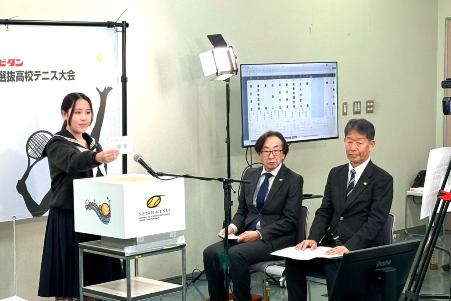 全国選抜高校テニス大会の抽選会の様子。全国大会ならではの注目カードが並び、見どころ豊富な組み合わせが出揃った。写真提供：全国選抜高校テニス大会実行委員会