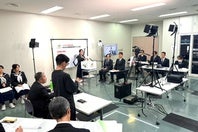 全国選抜高校テニス大会の抽選会の様子。各地区を代表するチーム・選手同士の対戦など、見どころ豊富な組み合わせが出揃った。写真提供：全国選抜高校テニス大会実行委員会