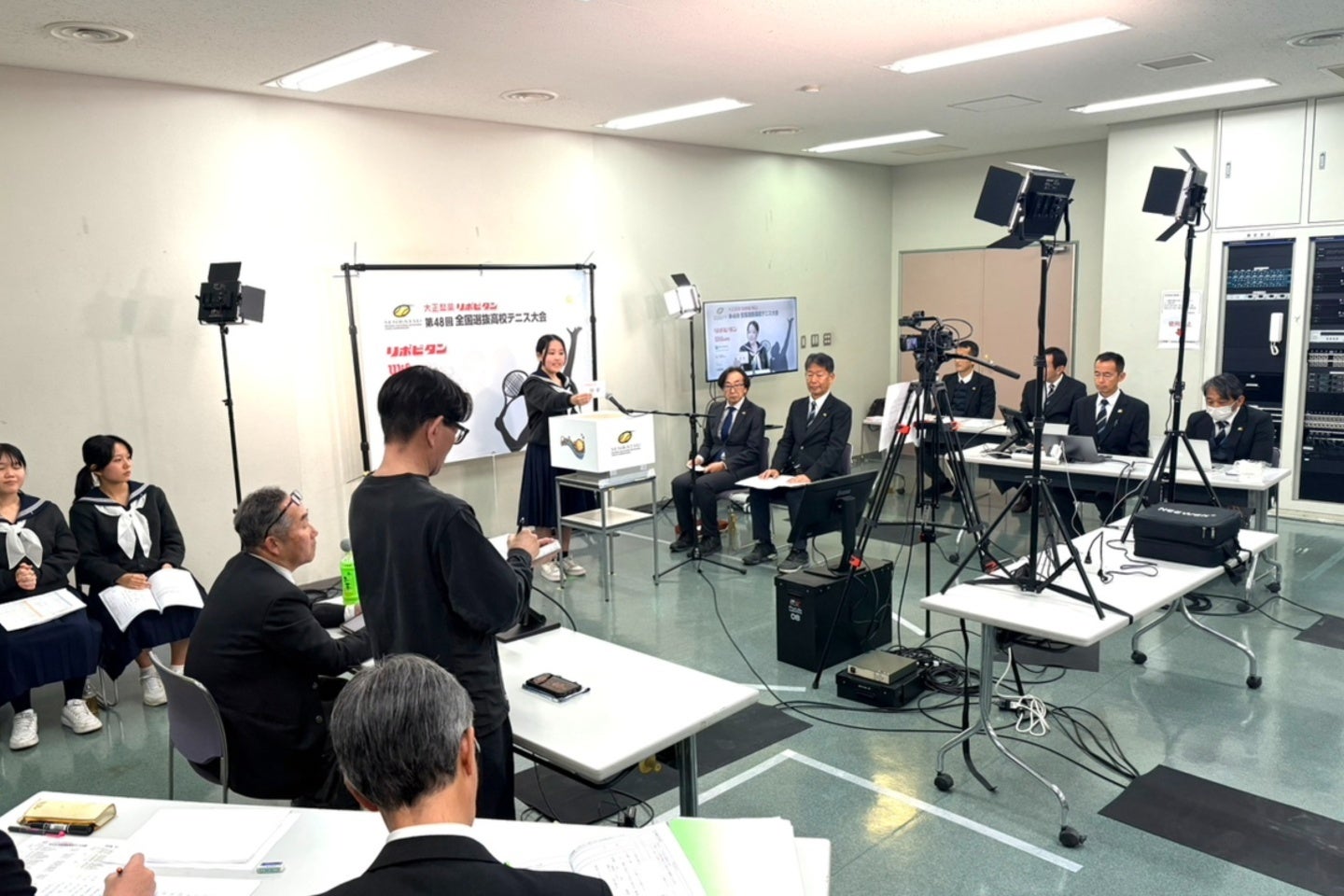 全国選抜高校テニス大会の抽選会の様子。各地区を代表するチーム・選手同士の対戦など、見どころ豊富な組み合わせが出揃った。写真提供：全国選抜高校テニス大会実行委員会