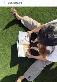 長女と愛犬デコピンに絵本を読み聞かせする大谷。画像は大谷翔平公式インスタグラムのスクリーンショット。