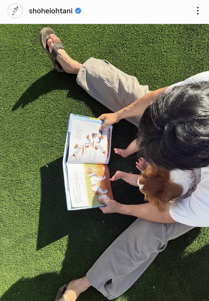長女と愛犬デコピンに絵本を読み聞かせする大谷。画像は大谷翔平公式インスタグラムのスクリーンショット。