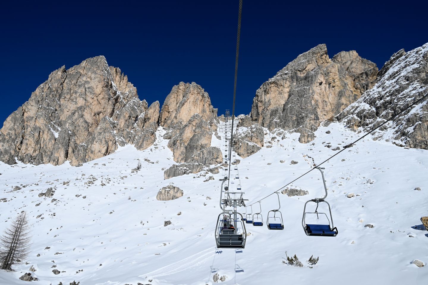 アルペンスキー競技が行なわれるドロミティ山塊のゲレンデ。(C) Getty Images