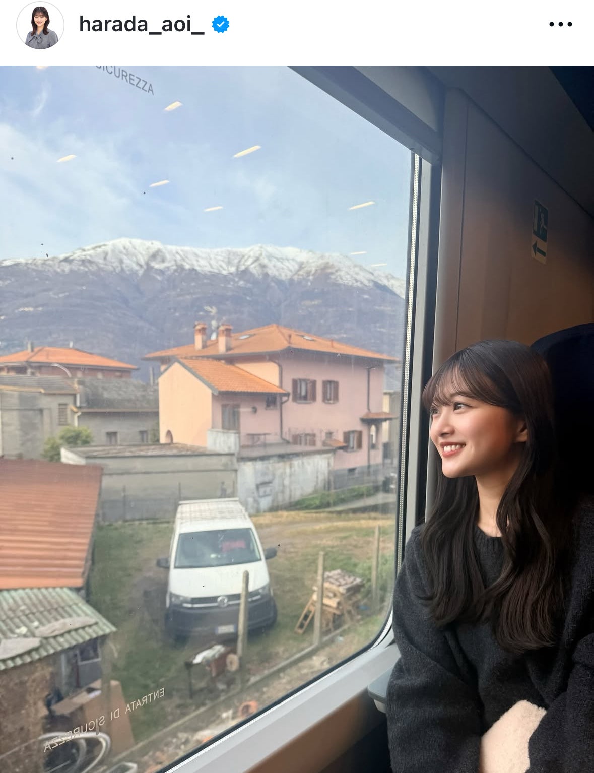 ミラノの風景に笑みを浮かべる原田アナ。写真：本人のインスタグラム投稿（＠ harada_aoi_）