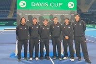 オーストリア戦に臨む日本チーム。左から添田豪監督、望月慎太郎、西岡良仁、綿貫陽介、錦織圭、柚木武。写真：内田暁
