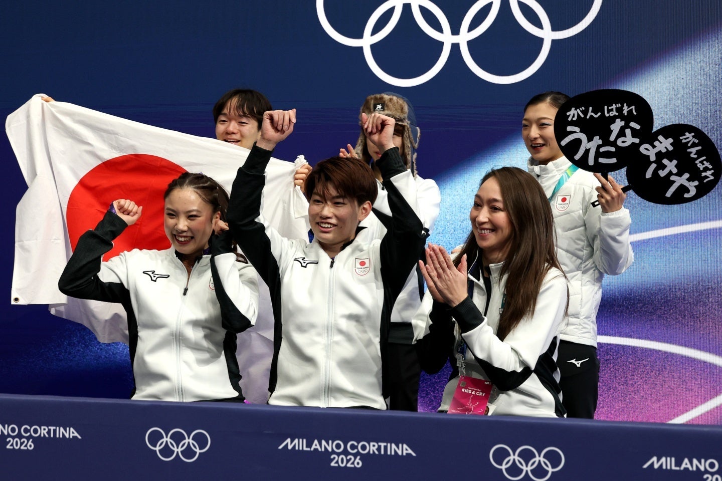 アイスダンスRD終わりの“うたまさ”（手前）。鍵山（左上）は少し涙を浮かべていた。(C) Getty Images