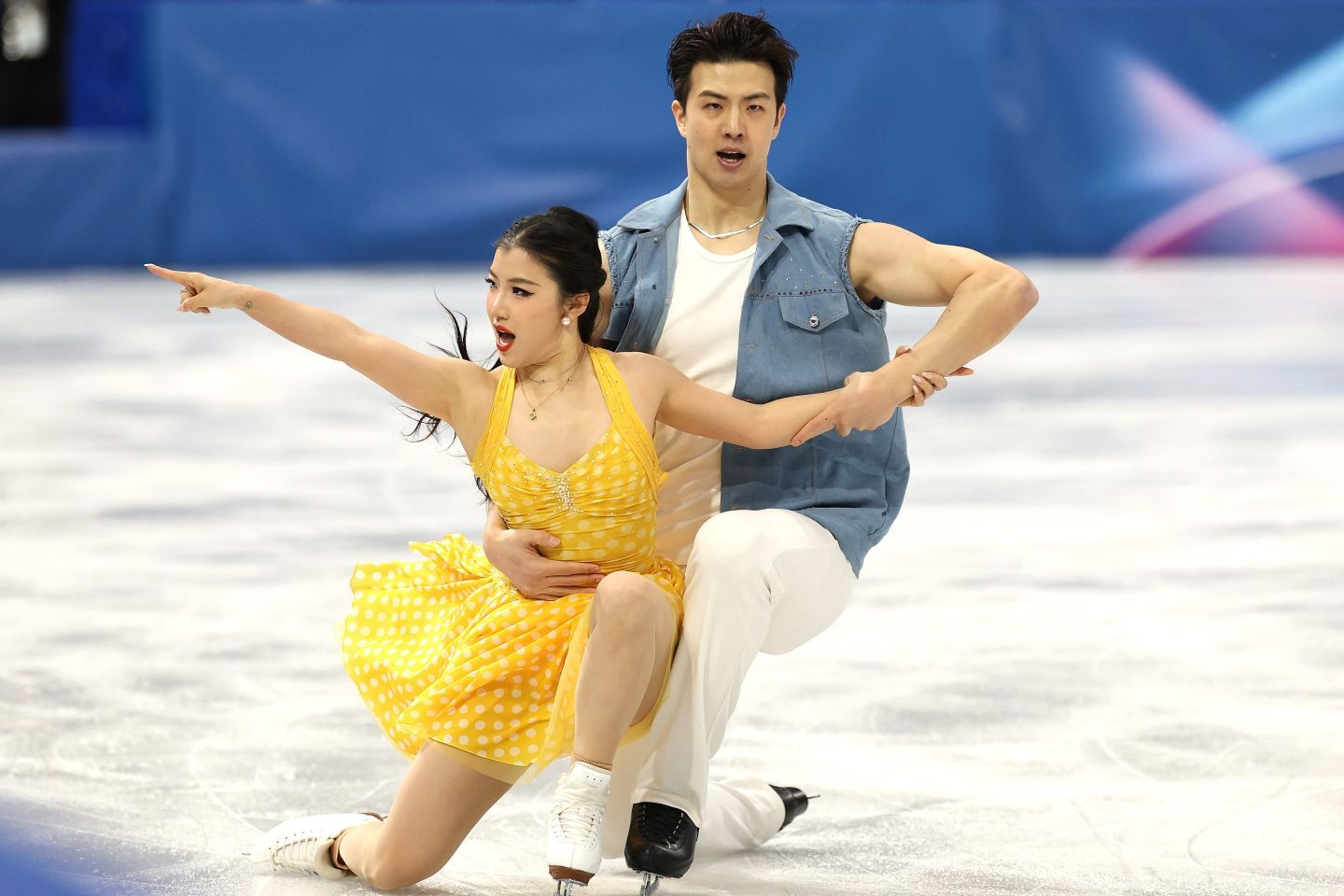 アイスダンスに登場した中国ペア。たしかに男子選手の衣装にはどこか見覚えが…。(C)Getty Images