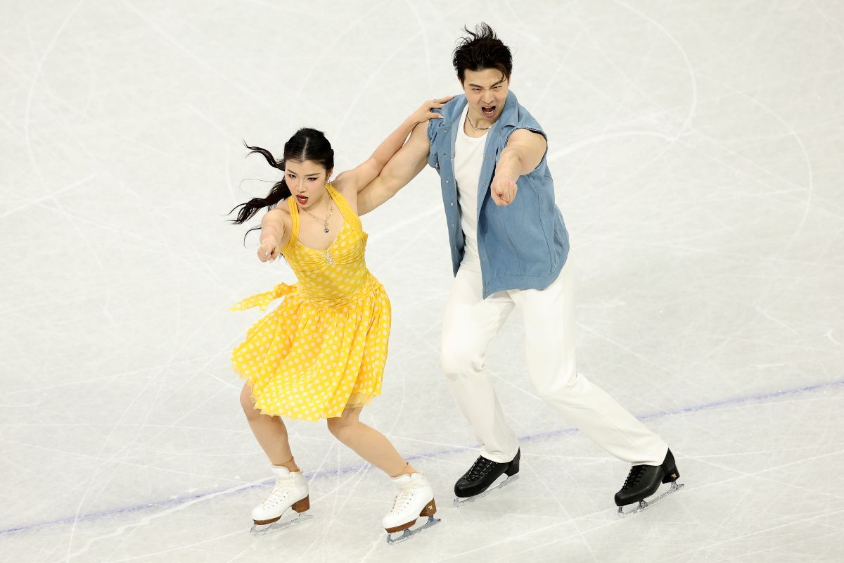 中国のアイスダンスペア。男子選手（右）の衣装がお笑い芸人・スギちゃんを想起させると話題になった。(C)Getty Images