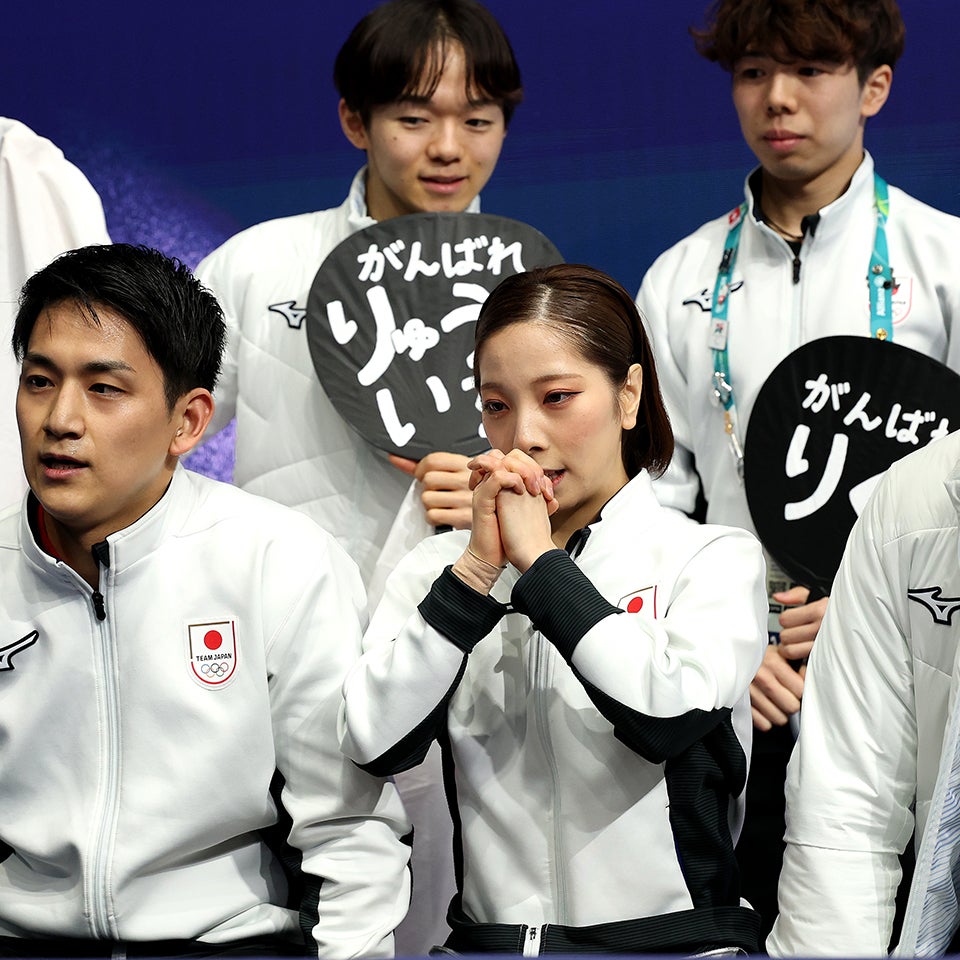 祈るような仕草で得点発表を待つ三浦璃来（中央）。左がペアを組む木原龍一。(C) Getty Images
