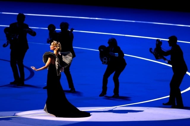 デ・アンジェリスさんを追いかける“パパラッチ”。(C)Getty Images