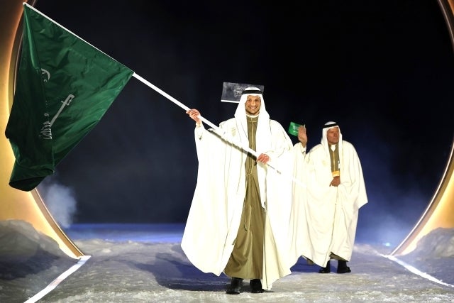 冬季五輪の開会式に、コートなどを着用せず民族服で登場したサウジアラビア勢。(C)Getty Images