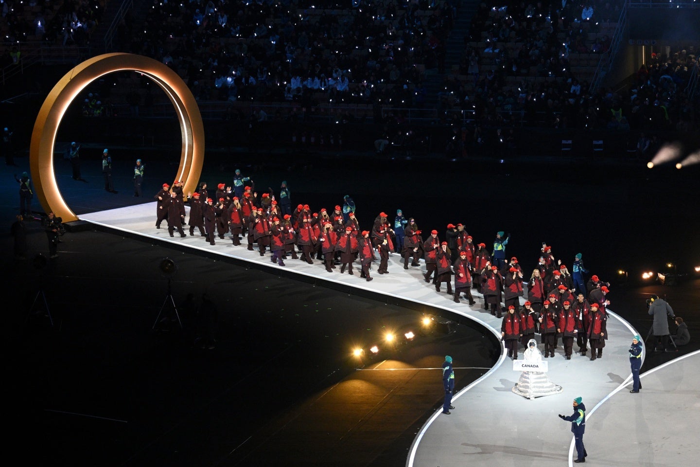 サンシーロに入場するカナダの選手団。(C)Getty Images