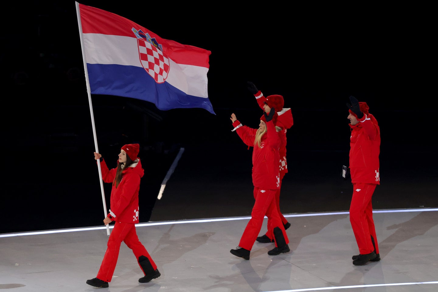 クロアチア代表の旗手を務めたアシュチッチ（左）。(C)Getty Images