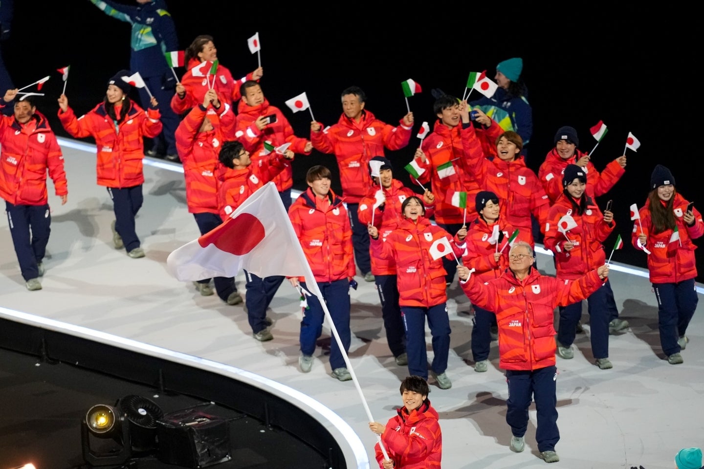 日の丸とイタリア国旗を手にして入場した日本選手団。(C)Getty Images