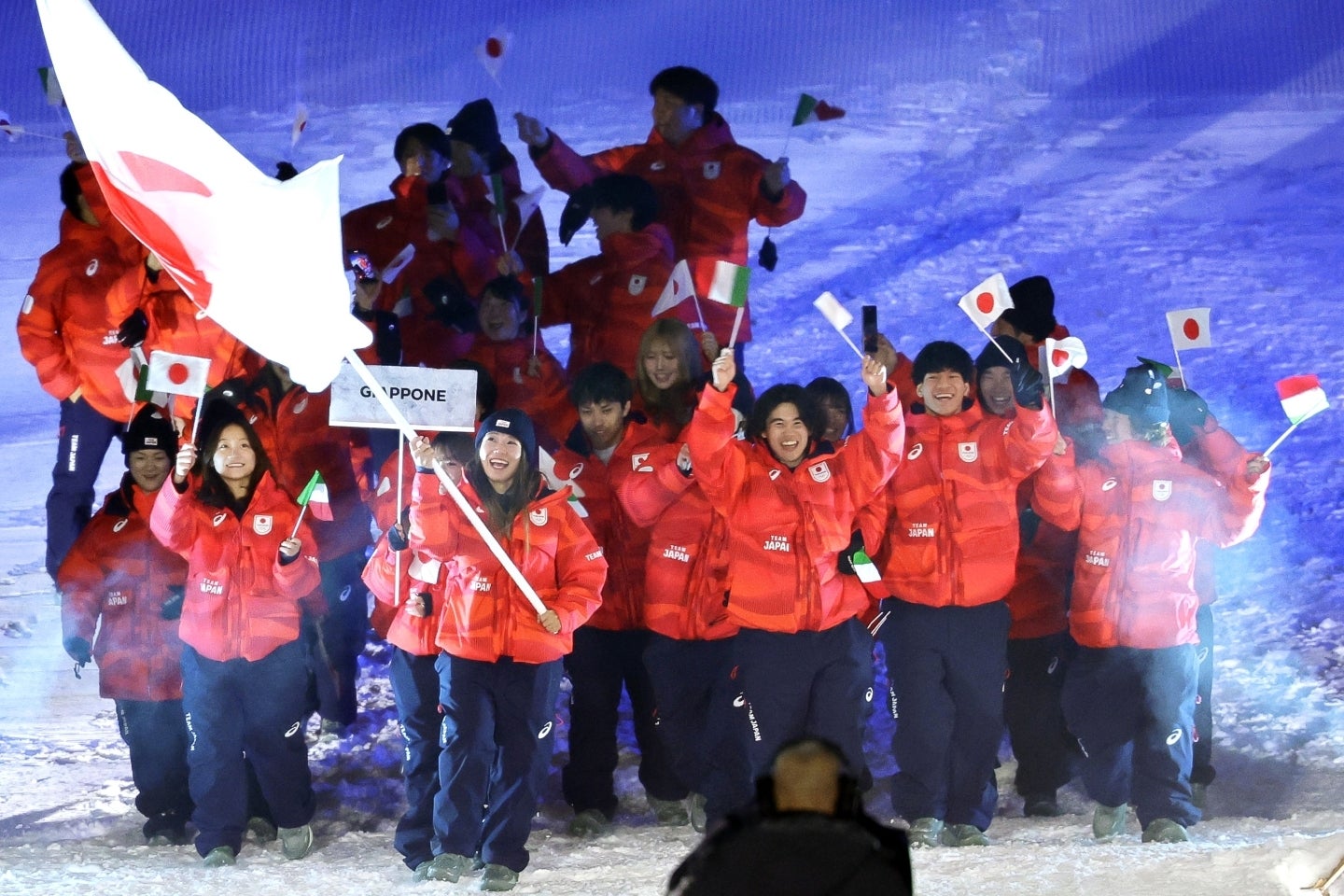 リビ―ニョでの開会式でも、日本選手団は日の丸とイタリア国旗を持って入場した。(C)Getty Images