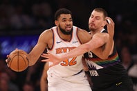 序盤に目を負傷したタウンズだが、気迫のプレーで勝利に貢献。自身の価値を証明した。(C)Getty Images