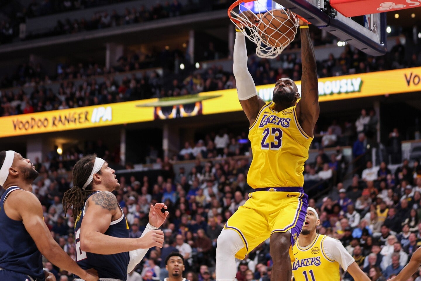 今季平均21.8点、6.7アシストを記録するレブロン。球宴選出は過大評価？(C)Getty Images