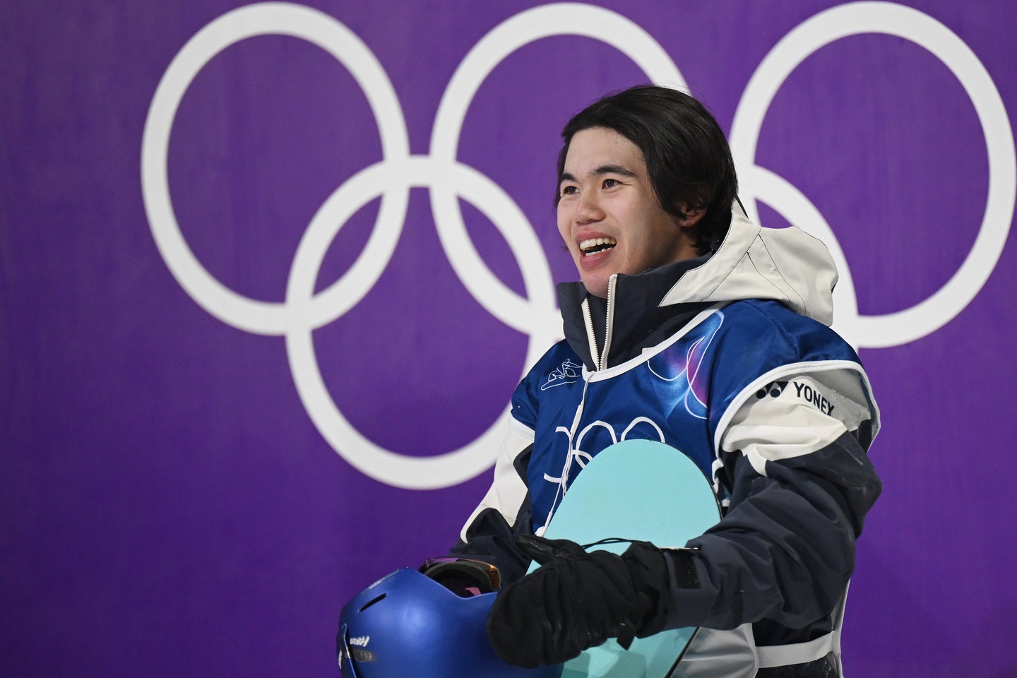 スノーボード男子ビッグエア予選トップで通過した荻原。メダル獲得はならなかったが、その振る舞いに注目が集まった。(C)Getty Images