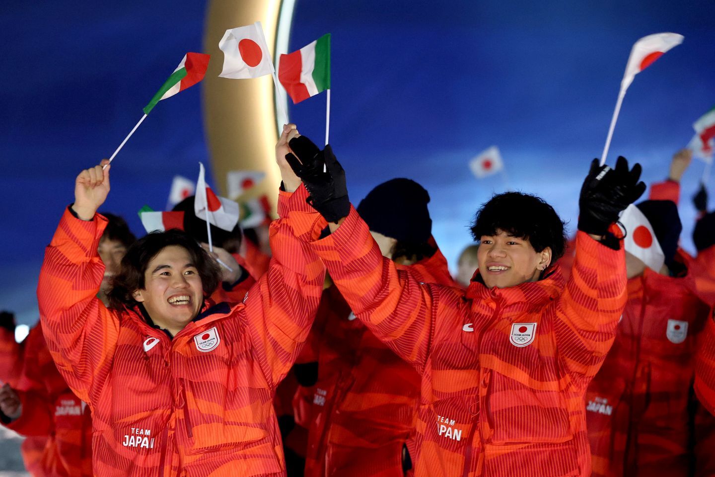 日本国旗とともにイタリア国旗も手にして入場した日本の選手たち。(C) Getty Images