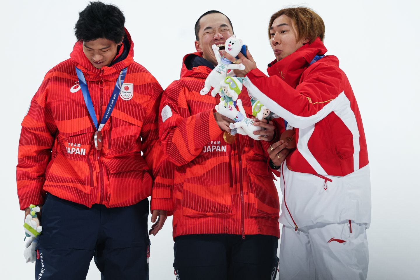 ビッグエアの表彰台で戯れるスー・イーミン（右）と木村（中央）。木俣（左）とともに“アジア独占”を成し遂げた。(C)Getty Images