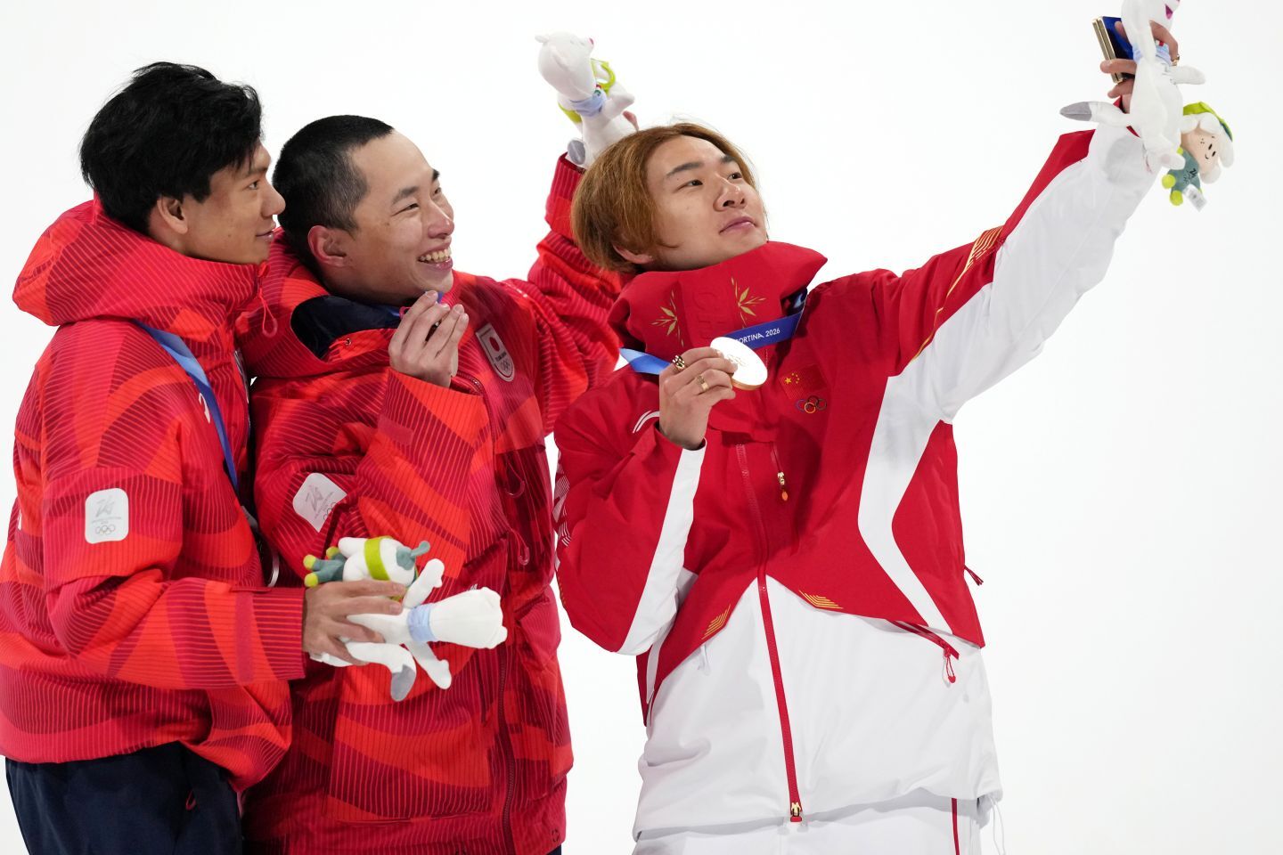 表彰台で自撮りに収まる木俣（左）、木村（中央）、そしてスー・イーミン（右）の日中メダリストたち。(C)REUTERS/AFLO