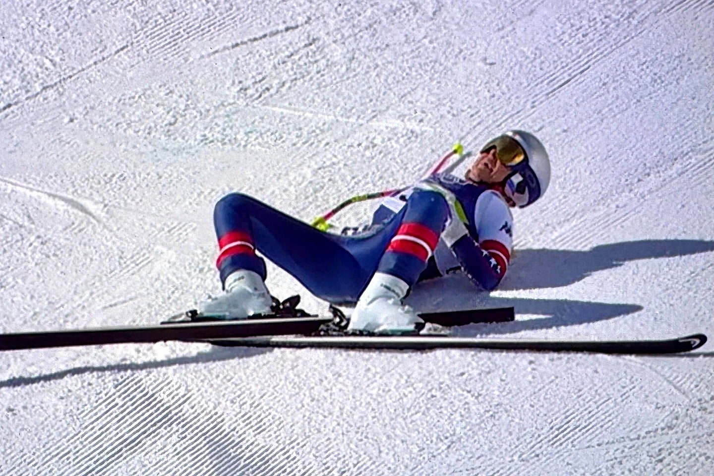 転倒後、靭帯を断裂している左膝を押さえるボン。(C)Getty Images