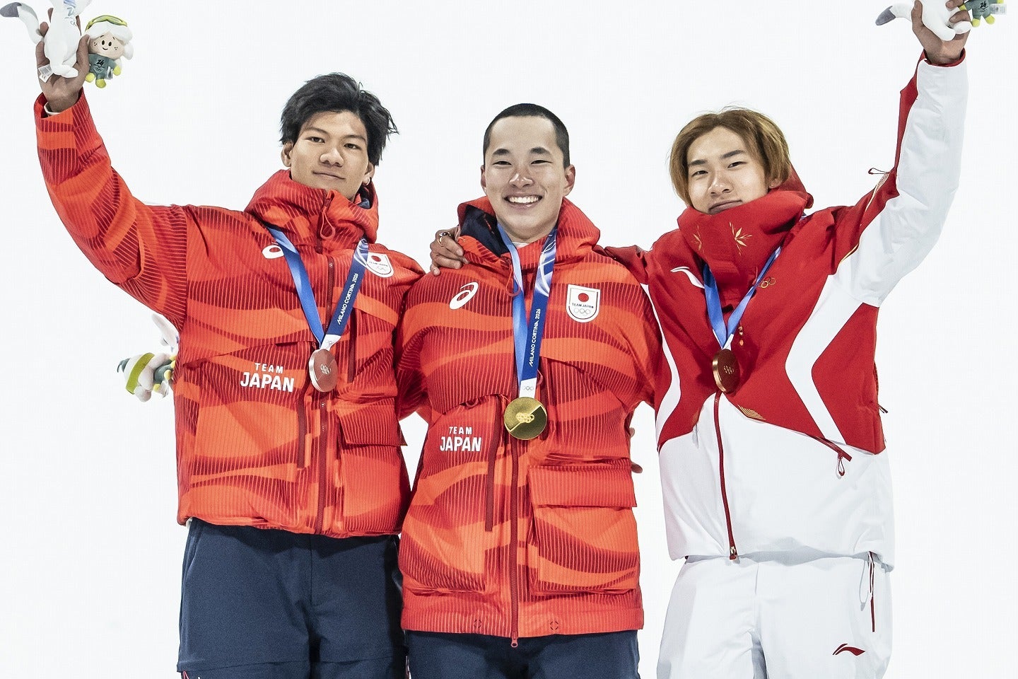 男子ビッグエアで金メダルを獲得した木村（中央）。銀メダルは木俣（左）で日本勢がワンツーフィニッシュを果たした。(C)Getty Images