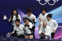 “りくりゅう”こと三浦／木原ペア。驚異の自己ベスト更新に三浦は立ち上がって驚いた。(C)Getty Images