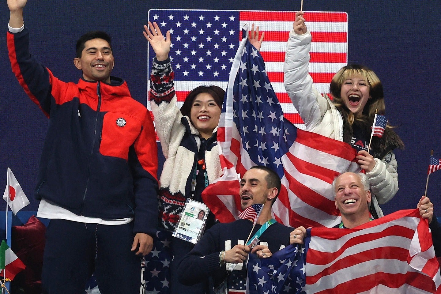 “降参”ポーズをしたハウ（左）とリウ（右上）。(C)Getty Images