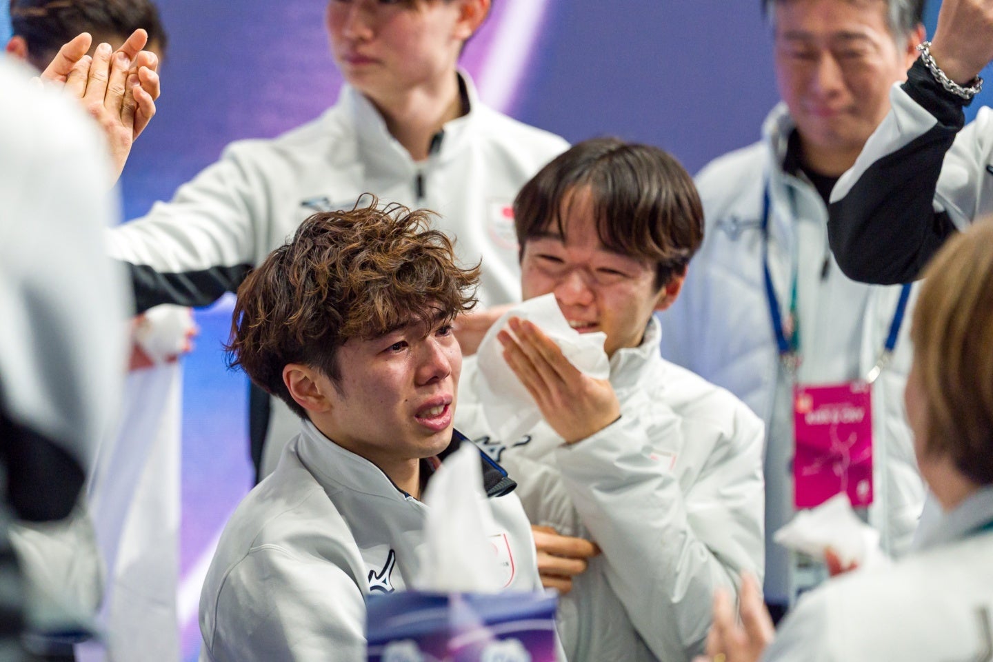 得点発表後、号泣する佐藤。仲間の目からも涙が溢れた。(C)Getty Images