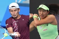 島袋（左）はケツマノビッチに挑む。内島（右）はカサキナに逆転負け。写真：滝川敏之、Getty Images