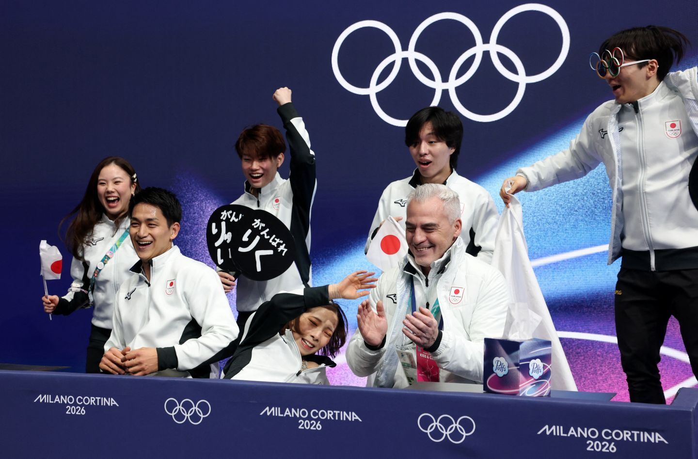 驚きのあまり、つまづいて転倒してしまう三浦（中央）。(C)REUTERS/AFLO